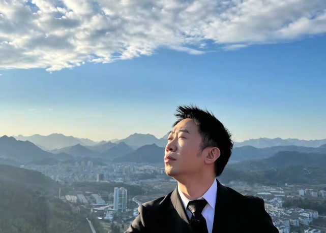 杨迪|杨迪分享范丞丞镜头下的自己，和贾玲挤在东北大炕上，共盖一床花棉被