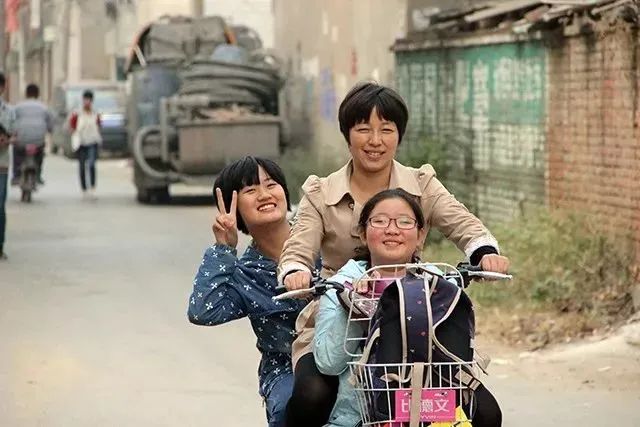 萱爸育儿经|带娃留守老家，老公按时给钱，见不见面无所谓，这届妈妈怎么了？