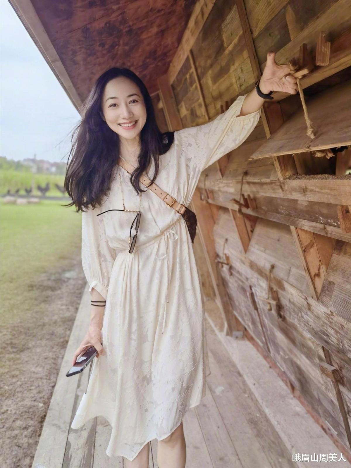 吊带裙 58岁陈冲这身材好得不真实，穿深V吊带裙拍大片，满满的高级感