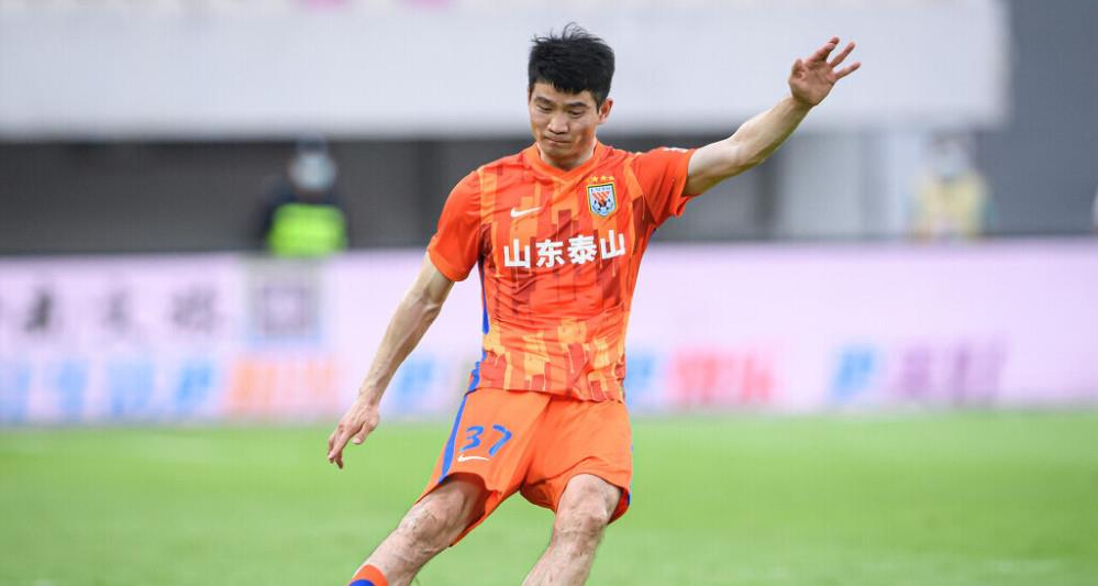 朱挺|朱挺恶意犯规坐实，临上场前对队友说：我上去废了他，球迷怒了