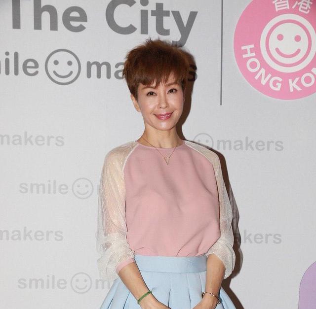 粉色|伍咏薇气质太出众！粉色上衣配蓝色半身裙少女感十足，毫无违和感