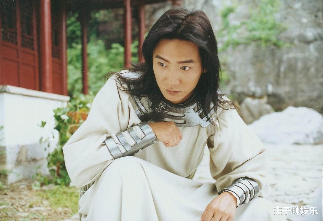 杨俊毅|事业巅峰时期无奈退圈，退居幕后为国效力，“童战”可曾后悔？