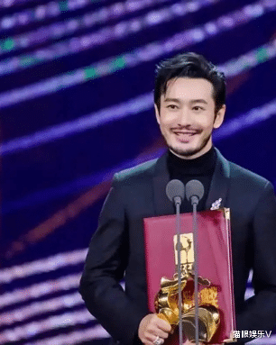 黄晓明|43岁黄晓明晒照，暴瘦成小v脸仍有6块腹肌，曾为减肥饿到快晕倒