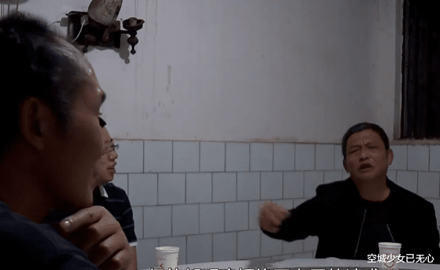 男子上山扫墓,却发现母亲的坟被挖开,棺木上还被修建了水泥路