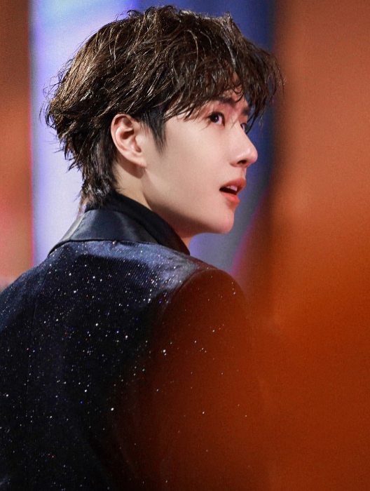 王一博|王一博新剧预告照曝光，看清他的鼻子后：这种光感我还是首次见