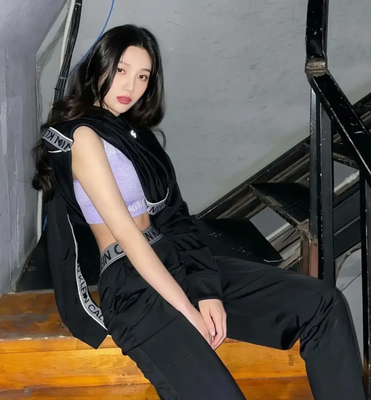 关晓彤|关晓彤的替身原来这么美？一双长腿又直又长，网友：并不像关晓彤