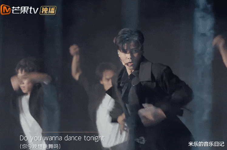 张晋|《哥哥》四公，他们两人在逆光沙地舞台里与伴舞们齐舞，飒气十足
