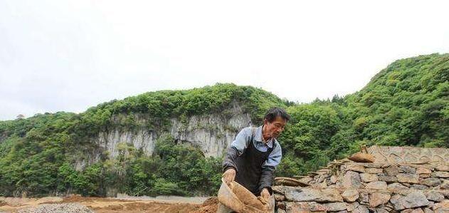 苗族|贵州守陵人:月薪300元,每晚与567具棺材同眠,爱和棺材们聊天