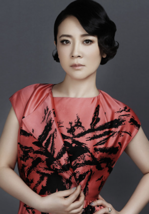 |53岁的陈小艺:被爆车吻照,密会小鲜肉,却与丈夫分居11年不离婚