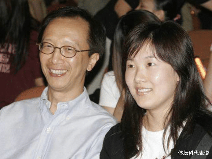 胡歌|伏明霞风流情史无数，嫁大26岁老公拼死生四胎，如今花千万狂买豪宅