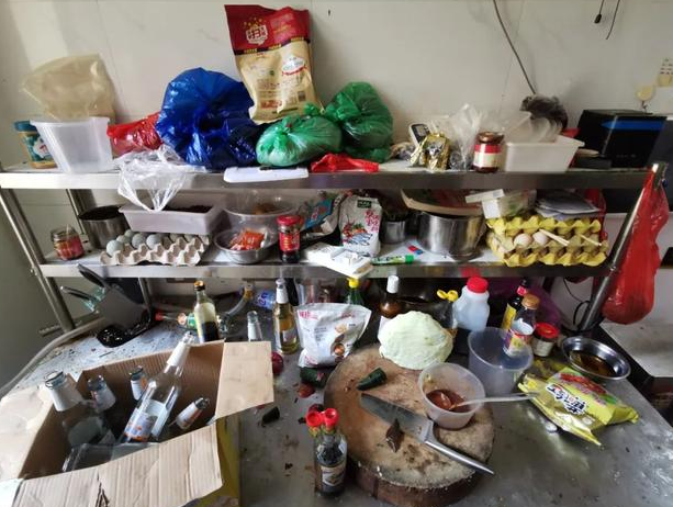 二柒山居|建议：厨房别再堆瓶瓶罐罐了，学上海人这样做，干净整洁还实用！