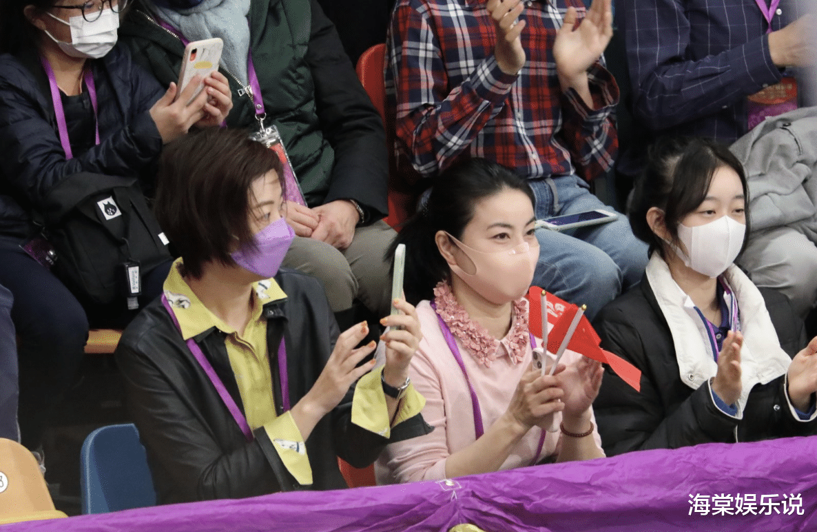 郭晶晶|郭晶晶12月4日和张怡宁合体!郭晶晶俏皮地爬栏杆,歪头拍照好甜