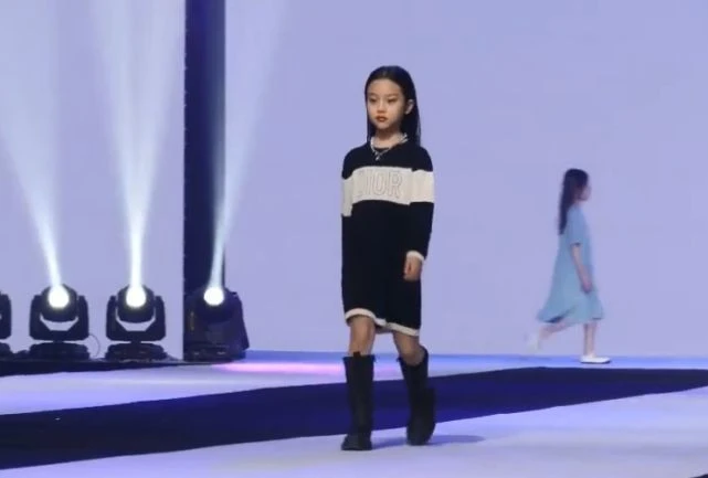 时尚风行派|甜馨打扮越来越潮流!扎脏辫比女rap还要帅气,肤色黝黑得像爸爸