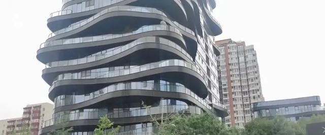 王菲|王菲的豪宅阳台上有一尊2米高的塑像？