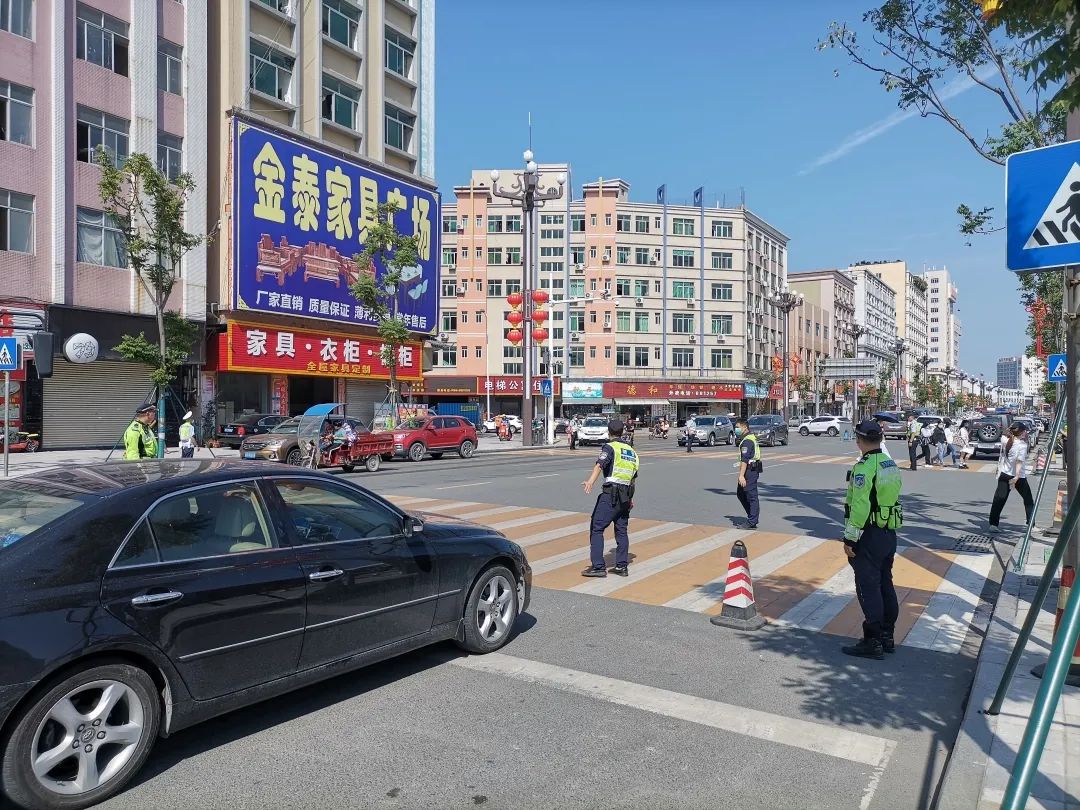 东莞市公安局 昨夜，交警执勤时收到特殊“外卖”