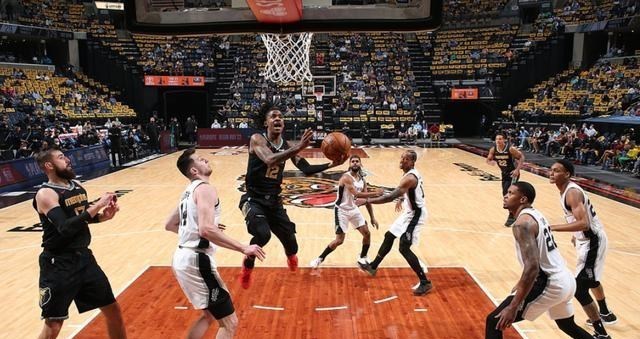 马刺队|再见季后赛！马刺逆转21分失败，波波沮丧离场，NBA最长纪录终结