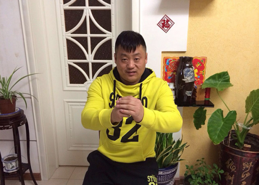 十万个家居为什么|宋晓峰晒出自己的家，客厅墙上挂着十字绣，成名后依然朴素节俭