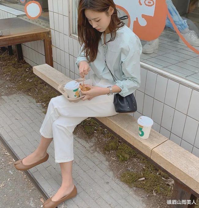 峨眉山周美人|?阔腿裤不受宠了,今夏流行“米色裤”,高级洋气,很适合40岁女人