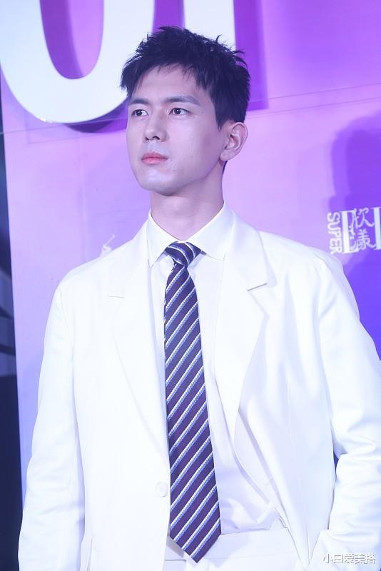 西装|李现嘴里好像“塞了鸡蛋”，脸蛋看着有点肿，但穿西装帅气值不减