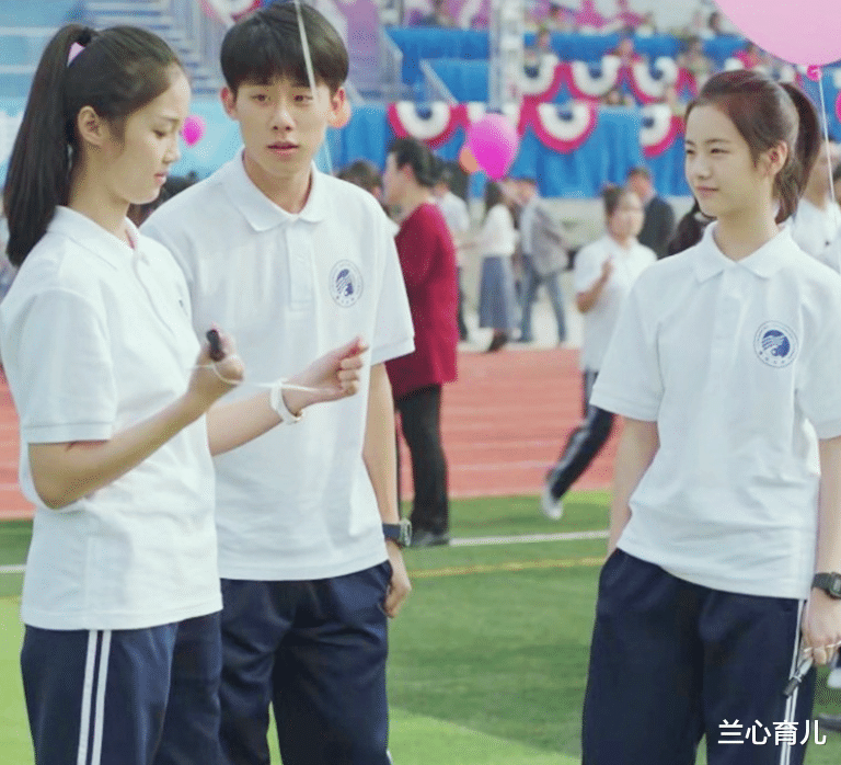 兰心育儿|孩子穿一样的校服，老师还是能看出贫富，原因现实且无奈