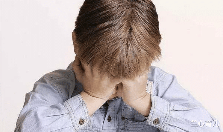 兰心育儿|早上6: 28分，躺在辅导班门口的两个孩子，揭露了鸡娃的残酷