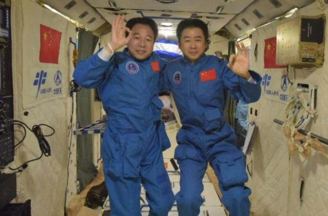 航天员在空间站里的排泄物最后怎么解决?
