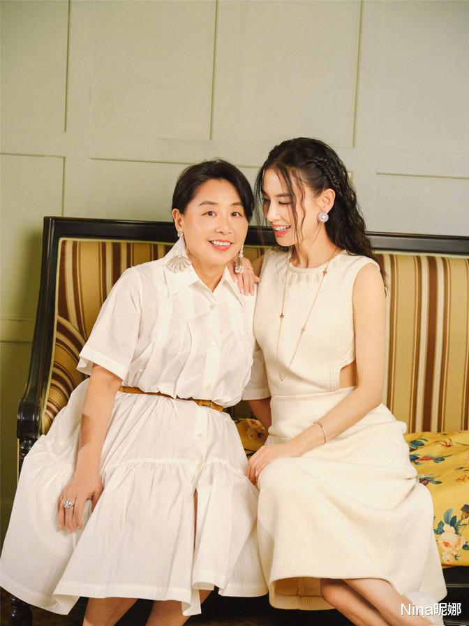 Nina昵娜|黄圣依母女教师节罕见同框，妈妈穿白裙桃花眼抢镜，母女模样似烙饼
