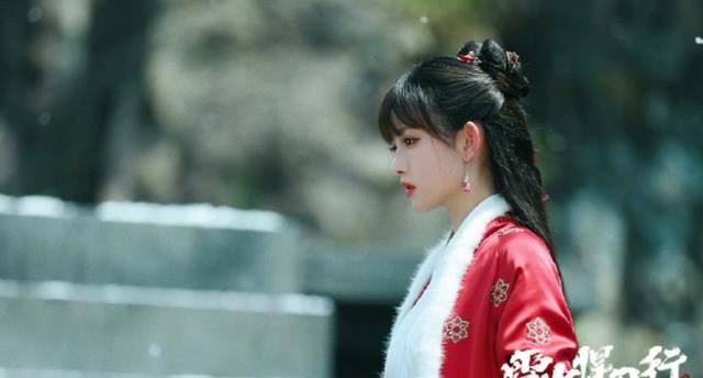 孟子义|孟子义吃完蛋糕没补妆，大笑时忘记捂嘴，自带唇色让粉丝羡慕不已