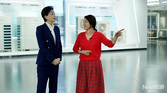 Nina昵娜|董明珠罕见公开露面,穿开衫副市长陪同排场大,双手翻背迈八字步像老干部