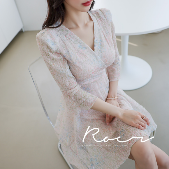 心壹文学|女神孙允珠高清时尚搭配:芳夏梅雨萦波鸢蓝小花轻纱裙