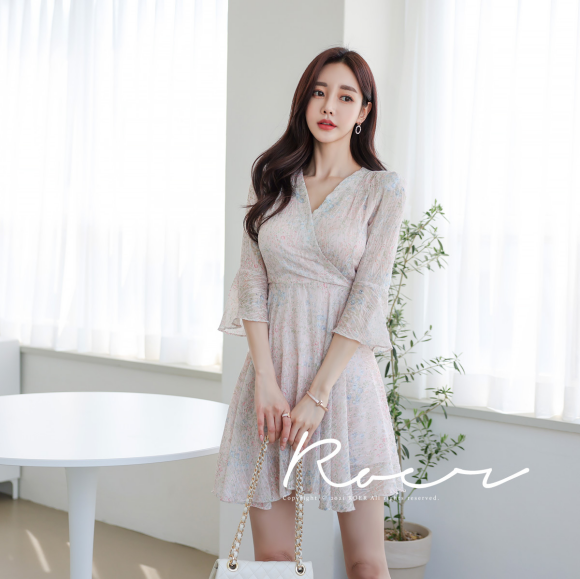 心壹文学|女神孙允珠高清时尚搭配:芳夏梅雨萦波鸢蓝小花轻纱裙