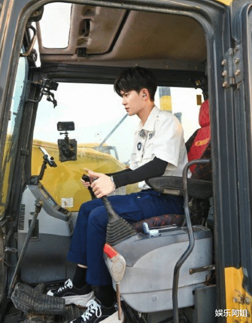 林一|跑男全员开挖掘机路透出炉！Baby呆萌，白鹿专业，林一氛围感绝了