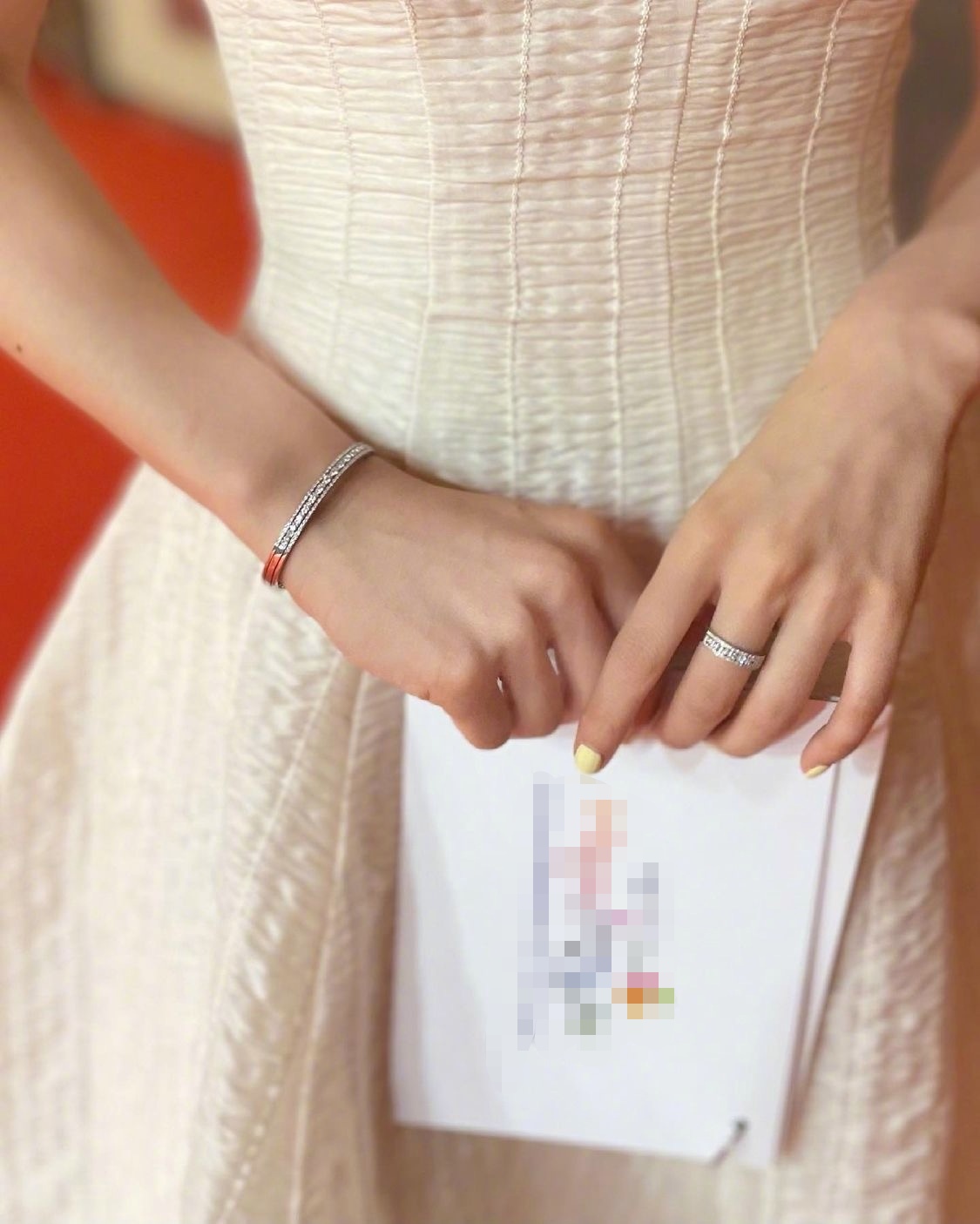 时尚课|郑秀晶美照更新,穿抹胸公主裙配拖鞋,夏天就要这么穿!