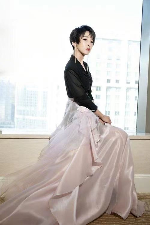 闲鱼有话说 吴京老婆不走阔太路线，一件驼色大衣反复穿，搭配卫衣气质挺高级