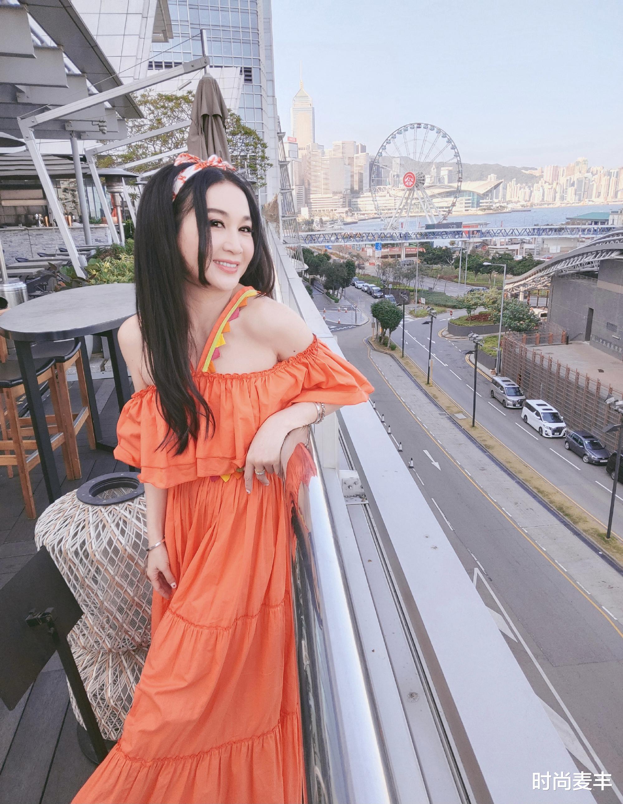 粉色|她之后再无妲己！55岁不服老穿粉色字母透视纱裙，复古发带公主风