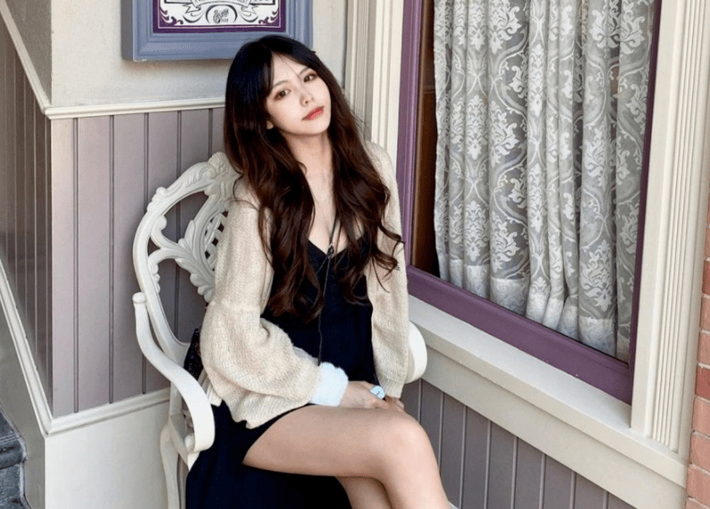 周星驰|新一轮爷孙恋？周星驰约会17岁港姐，两人乘坐游艇出海游玩