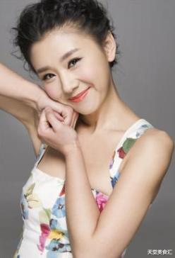 李小萌|圈内最干净的女星，从不接吻戏，从校服到婚纱，被丈夫宠成18岁