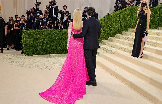 贝克汉姆|贝嫂大儿子和未婚妻红毯热吻!妮可拉穿粉裙好美,大布还穿增高鞋