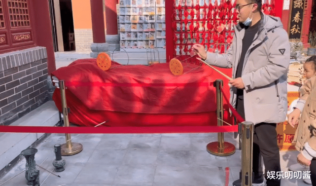 许敏|郭威和许敏玩投壶，面带笑意幸福感爆棚，网友：有血缘就是不一样