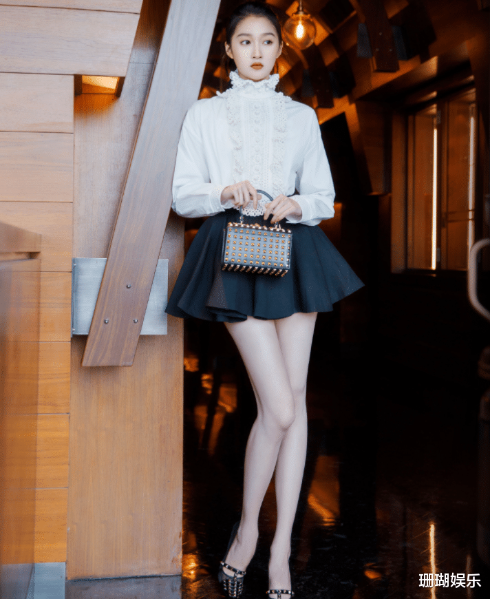 明星素颜|关晓彤亮相品牌活动，白衬衫短裙显腿长，九头身美女就是说她吧