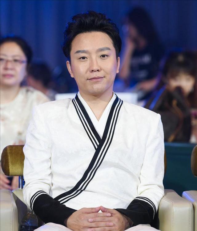 熊黛林|父亲去世3年，李玉刚雪中跪拜不忘洒雪，真想念还是在摆拍？