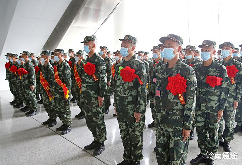 李政宰 体重较大的青年，去当兵怎么样？努力的人成为了帅哥！
