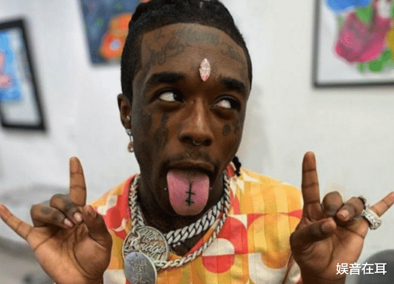 |不作不死！美国歌手将1.6亿粉钻镶额头，演唱时被粉丝徒手抠出