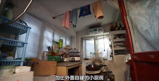 厨房|一女二男挤10㎡“棺材房”，吃喝拉撒零距离接触，女人换衣难避嫌