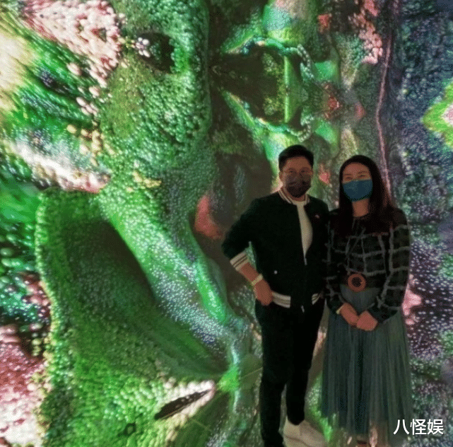 霍启刚|霍启刚携妻参加展览会,与郭晶晶摆同款姿势拍照,喜感十足