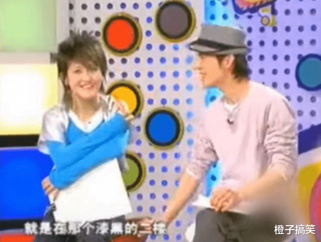 谢娜|40岁的谢娜，靠装疯卖傻走红，不知不觉拥有了“全世界”