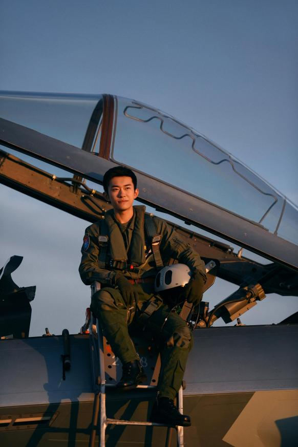 制服|白敬亭「59cm公狗腰」，陈伟霆的「鲨鱼线」，才是内娱帅哥的正确打开方式