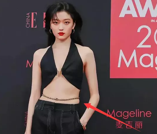 明星|女明星走红毯太拼了！全身涂粉、踩高跷，冬天穿抹胸裙冻到发抖