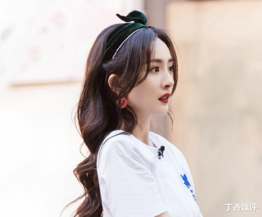 杨幂|杨幂现身游戏直播间，失去了百万精修师后，终于看出她有34岁了