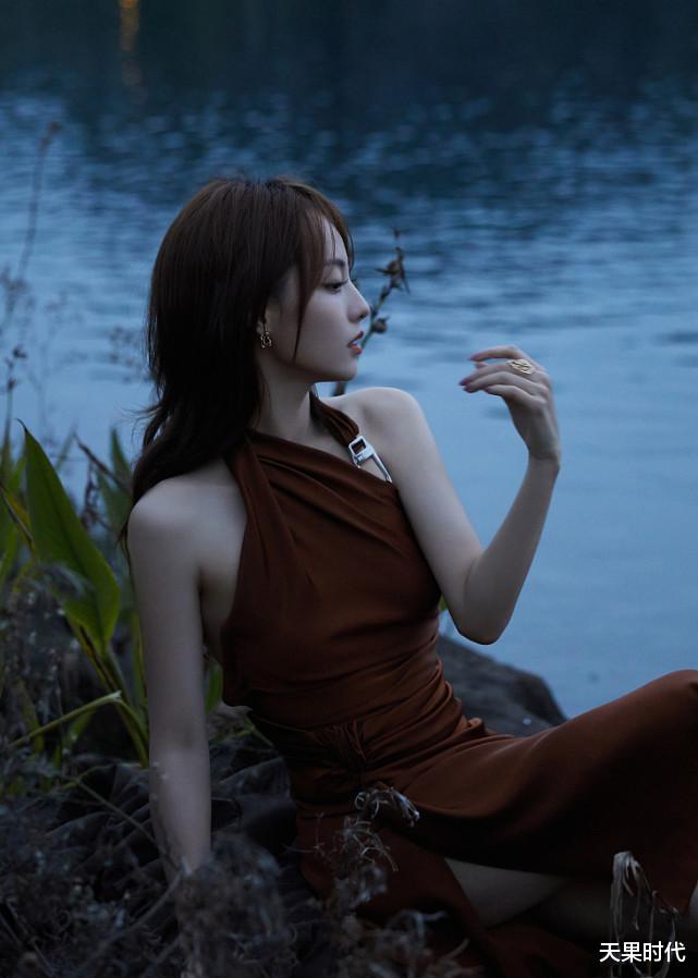 张嘉倪|张嘉倪一袭咖色斜肩礼裙，优雅性感显魅力，难怪被老公买超着迷